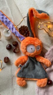 Doudou lapin Maxichou ... d’Halloween !
Ce gentil monstre d’Halloween ne mange que les cauchemars, et fait des attaques de bisous surprise ! 

#doudoufaitmain #doudoucousumain #doudoupersonnalisé #doudoulapin #creationsfrancaises fabriqueenfrance doudounaissance creationartisanale peluchefaitmain