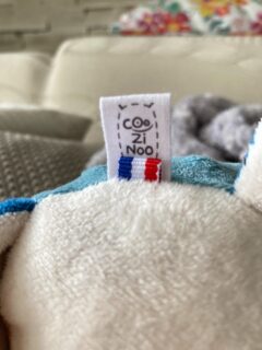 Nouveauté 🇫🇷
Depuis le début du mois, il y a une petite nouveauté sur toutes mes créations.
Un tout petit détail, mais qui a une très grande importance !
Ce tout petit bout de ruban bleu/blanc/rouge, qui indique que chaque doudou est une création française, entièrement conçue et cousue à la main, en France, sera désormais présent à côté de mon étiquette Coozinoo, que j’aime toujours autant 🥰

#doudoufaitmain #doudoucousumain #doudoupersonnalisé #creationsfrancaises #fabriqueenfrance #artisanatfrancais #creationartisanale #creatricefrancaise #doudouoriginal #coozinoo #doudouunique #peluchefaitmain #doudousurmesure #creationdoudou #doudouanimal #cadeaunaissance #cadeaudenaissance #cadeaunaissancepersonnalisé #cadeaunaissancefaitmain #listedenaissance #doudounaissance #cadeaubebe #doudoubebe #creatricebebe #doudourigolo #reproductiondoudou #creationdoudousurmesure #doudoufrancais