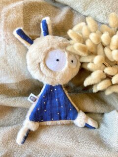 ✨ De la douceur avec ce doudou Choupinoo Luciole bleu nuit ✨

—————

* Céline, créatrice et reproductrice de vos doux compagnons *
- Créations artisanales et originales de doudous - Reproduction et sur-mesure - 

#doudoufaitmain #doudoucousumain #doudoupersonnalisé #doudouluciole #creationsfrancaises fabriqueenfrance doudounaissance creationartisanale peluchefaitmain