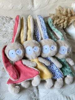 ✨ Nouveauté ✨ Doudou lapin Maxichou ! ✨

Ce doudou, il aura mis du temps à naître, mais ça en vaut le coup !
Sur la base des doudous choupinoo anti-gaspi créés l’an dernier, j’ai fait le choix de ne garder qu’un seul et unique animal : le lapin. Mais attention, pas n’importe quel doudou lapin ! Des maaaxi-oreilles, une fourrure toute douce, et une couleur de ventre au choix : les ingrédients magiques pour un doudou unique et trop chou !

Ce doudou, en plus d’être vraiment trop craquant, est un doudou écologique. Pourquoi ? Car le coloris/tissu choisi pour son ventre sera une manière d’utiliser des chutes de tissus inutilisées, afin d’éviter tout gaspillage. Ce qui en fait un doudou … unique et utile ! ✨

Et vous ne manquerez vraiment pas de choix : tissus unis, à reliefs, à rayures, à pois, multicolores, tout doux, en coton ou encore en fourrure, les possibilités sont nombreuses et toutes plus belles les unes que les autres ! Il y aura près d’une centaines de choix possible !

Alors, vous résistez encore à son regard si craquant ? 🥹😍

—————

* Céline, créatrice et reproductrice de vos doux compagnons *
- Créations artisanales et originales de doudous - Reproduction et sur-mesure -

#doudoufaitmain #doudoucousumain #doudoupersonnalisé #doudoulapin #creationsfrancaises fabriqueenfrance doudounaissance creationartisanale peluchefaitmain